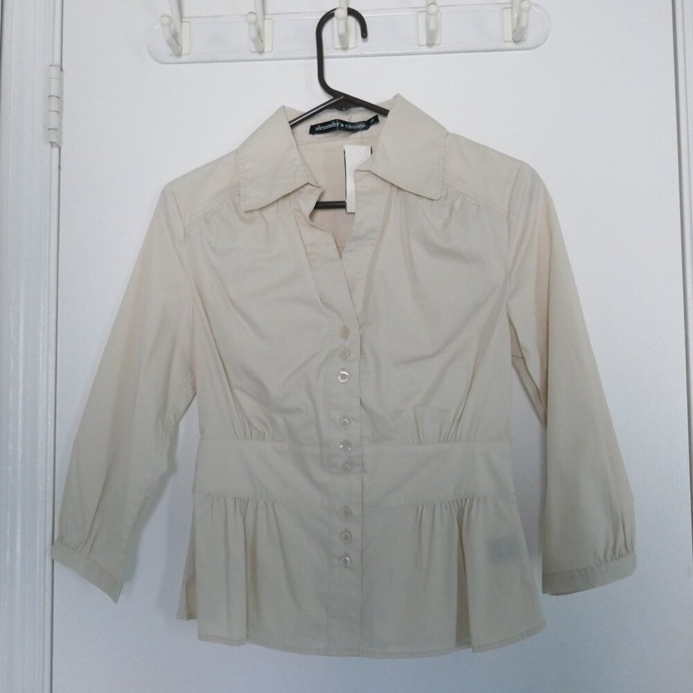 NWT cream 3/4 sleeve v-neck button down career blouse Alexander Vittoria size S